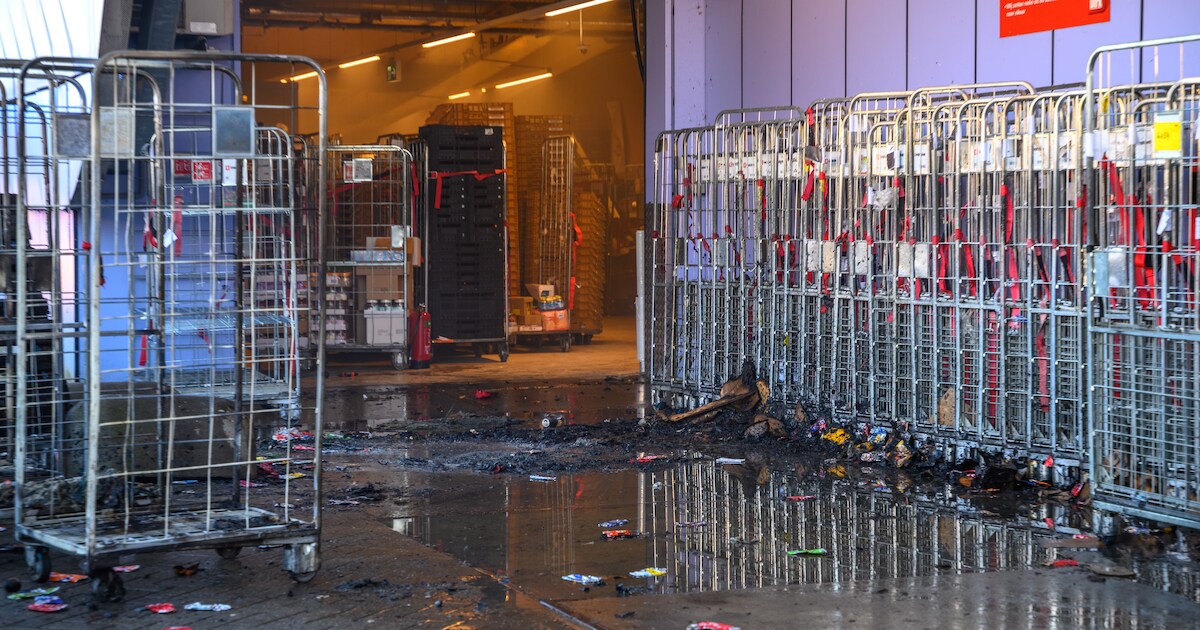 Goederenkarren met oud papier in brand bij supermarkt in de Damstraat in Spijkenisse