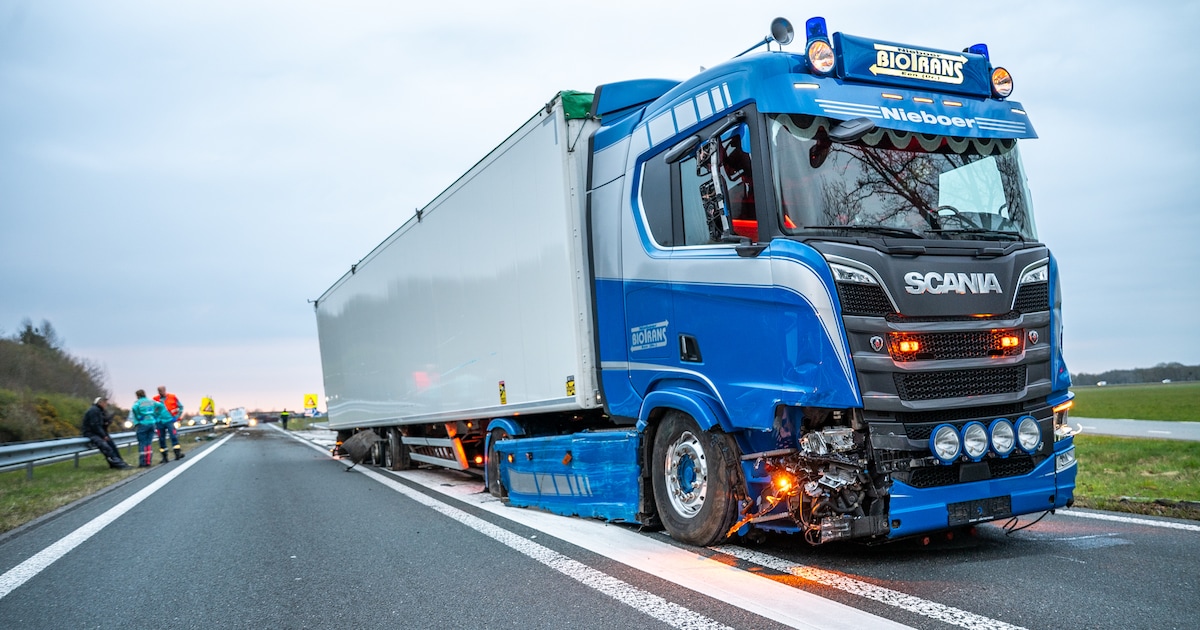Veel schade nadat vrachtwagen van de weg raakt in Oosterwolde