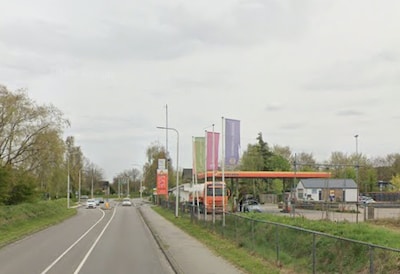 Voorbijganger treft gewonde aan in auto in Tilburg, slachtoffer naar het ziekenhuis