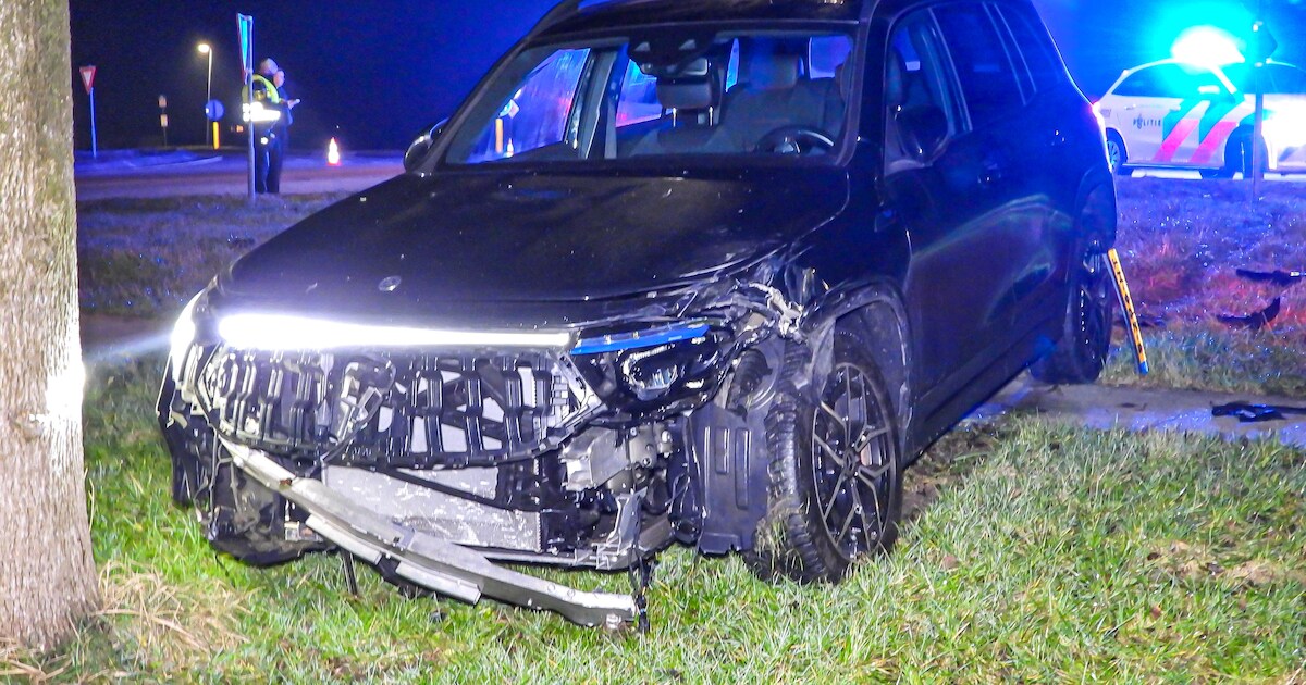 Auto en vrachtwagen botsen op N357 bij Hijum
