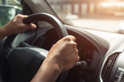 Bumperkleven eindigt in ruzie: man (27) uit Vlijmen stapt uit, grijpt bestuurder bij de keel en slaa