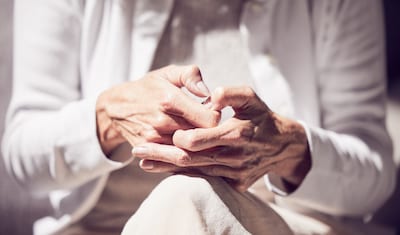 Nepagent staat bij Antonia (82) in huis om goud op te halen, als ze hem doorheeft is het al te laat