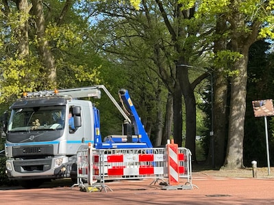 Gapend zinkgat in Loonsebaan in Vught, zwaar verkeer reed er pal langs