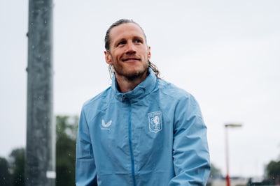 Weghorst voor het eerst op veld bij Twente, verliezend AZ speelt ondanks rode kaart met elf man verder