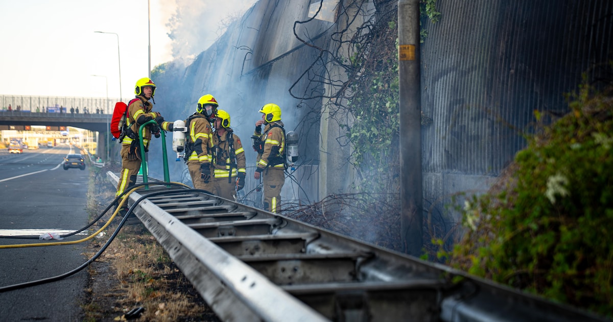 Grote brand langs A16 bij Hendrik-Ido-Ambacht geblust, rijstroken weer vrijgegeven