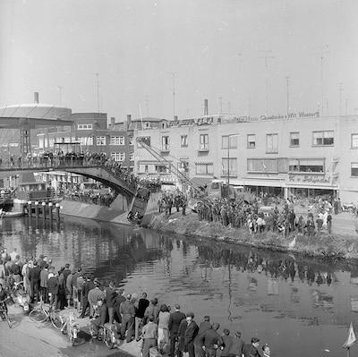 Vijf jaar foto’s van Jozef van den Broek: Jan (19) kreeg Simca die in het water reed weer aan de pra