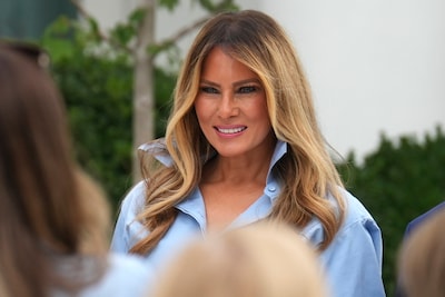LIVE VS | Melania Trump lacht om verhalen over haar afwezigheid: ‘Ik hoorde dat jullie me gemist hebben’