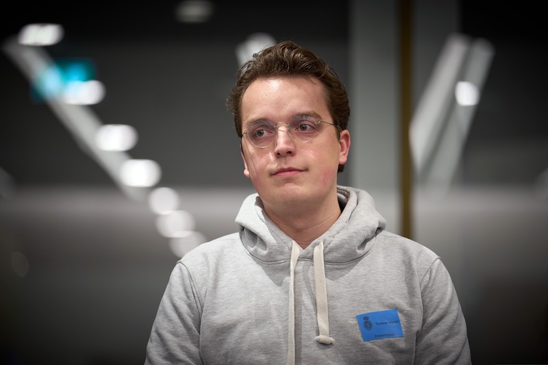 Hoofdrolspeler van het mondkapjesdebat Sywert van Lienden op de publieke tribune tijdens een debat in de Tweede Kamer. De Sywert-deal ligt vooralsnog niet specifiek onder de loep bij de parlementaire enquête.