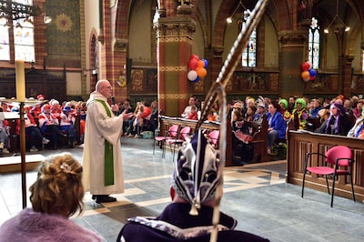 Parochie en carnavalsvereniging Net Aecht openen samen carnavalsseizoen in kerkviering
