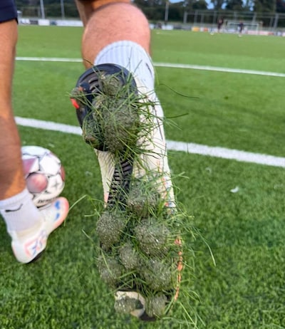 ‘Je krijgt het er amper nog af’: vijf velden in Deventer direct gesloten, vier voetbalclubs eisen ni