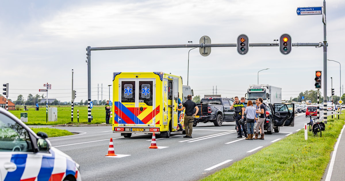 Motorrijder gewond na botsing met auto op N355 bij Groningen