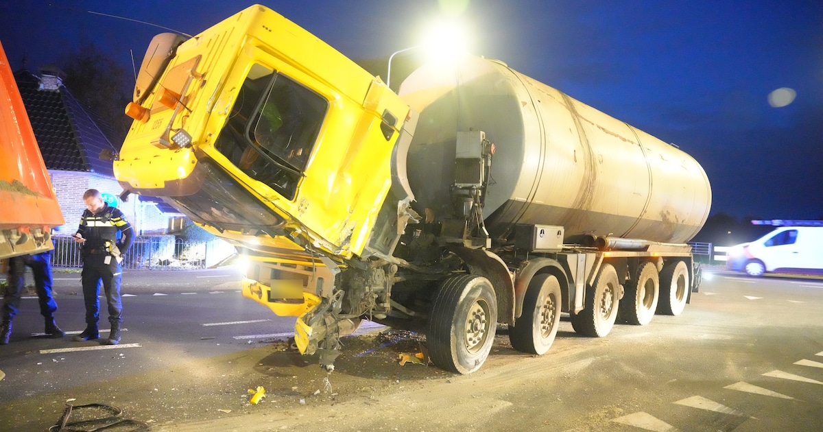 Twee vrachtwagen betrokken bij botsing op de N371 in Wittelte, weg afgesloten