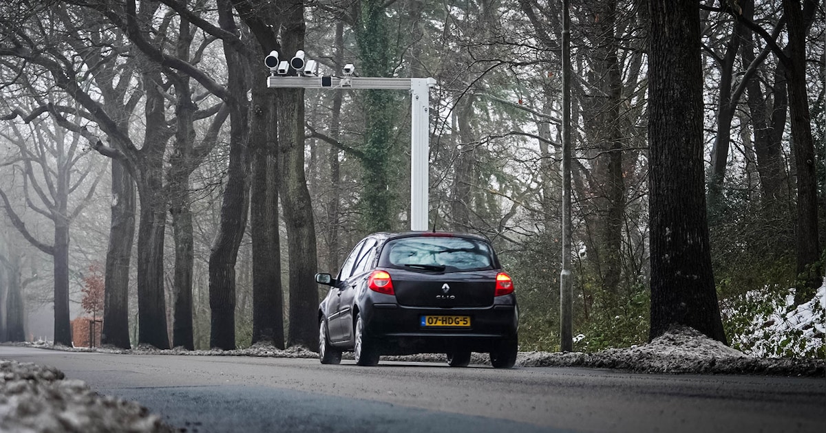 Nieuwe AI-flitser in Rolde pakt bellen achter het stuur, boete 440 euro