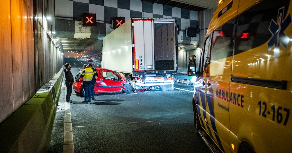 Automobilist rijdt met volle vaart in vrachtwagen, rijstroken afgesloten