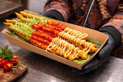 Bij deze Javaanse snackbar in Zoetermeer bestel je frietjes van 30 cm lang