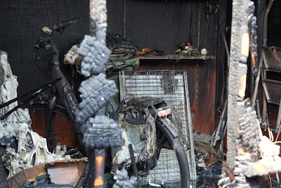 Brand in schuur bij huis in Zwolle: inboedel verkoold