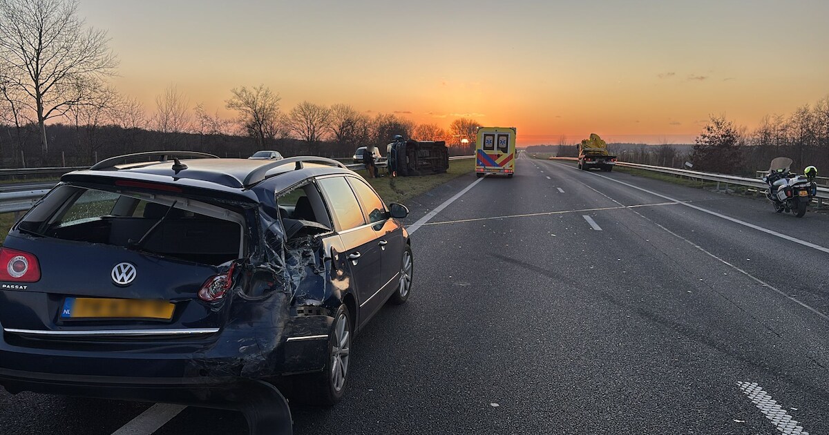A7 gedeeltelijk dicht door ongeluk bij Marum, bestelbus belandt op zijkant