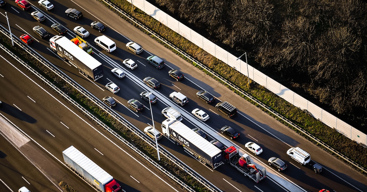 verkeersinfarct-door-ongeval-voor-van-brienenoordbrug-hoofdrijbaan-a16