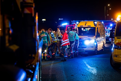 Schietincident Rotterdam: vrouw zwaargewond op busbaan, twee mannen aangehouden