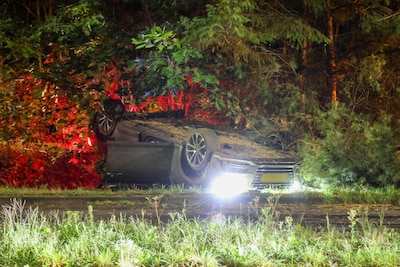 Auto raakt van de weg en belandt in berm op Rondweg-west in Veenendaal