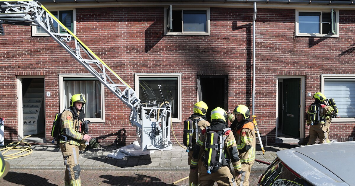 Uitslaande brand in woning op de Tolstraat in Voorschoten: meerdere woningen ontruimd