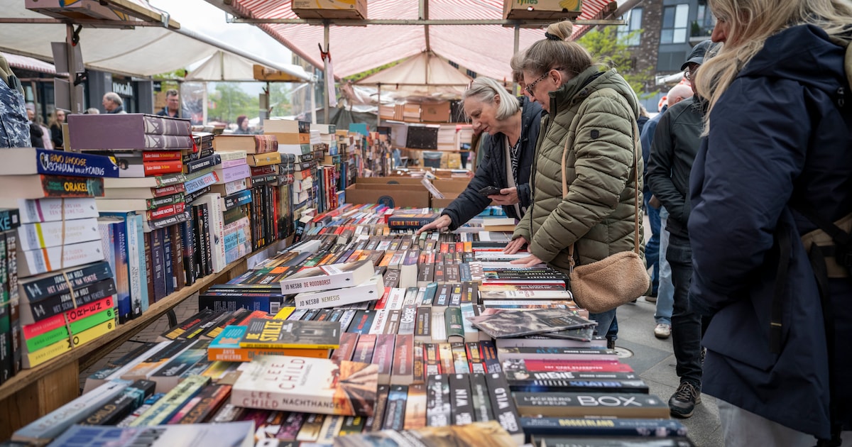 Jaarlijkse boekenmarkt in Hardenberg met kraampjes en de Voorleesbus