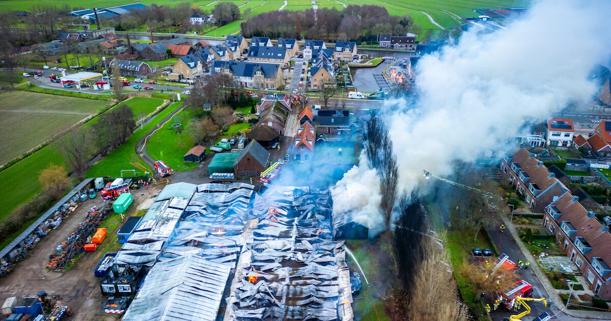 Veel rook bij zeer grote brand in loods in Hazerswoude-Rijndijk, brandweer roept op: respecteer de a