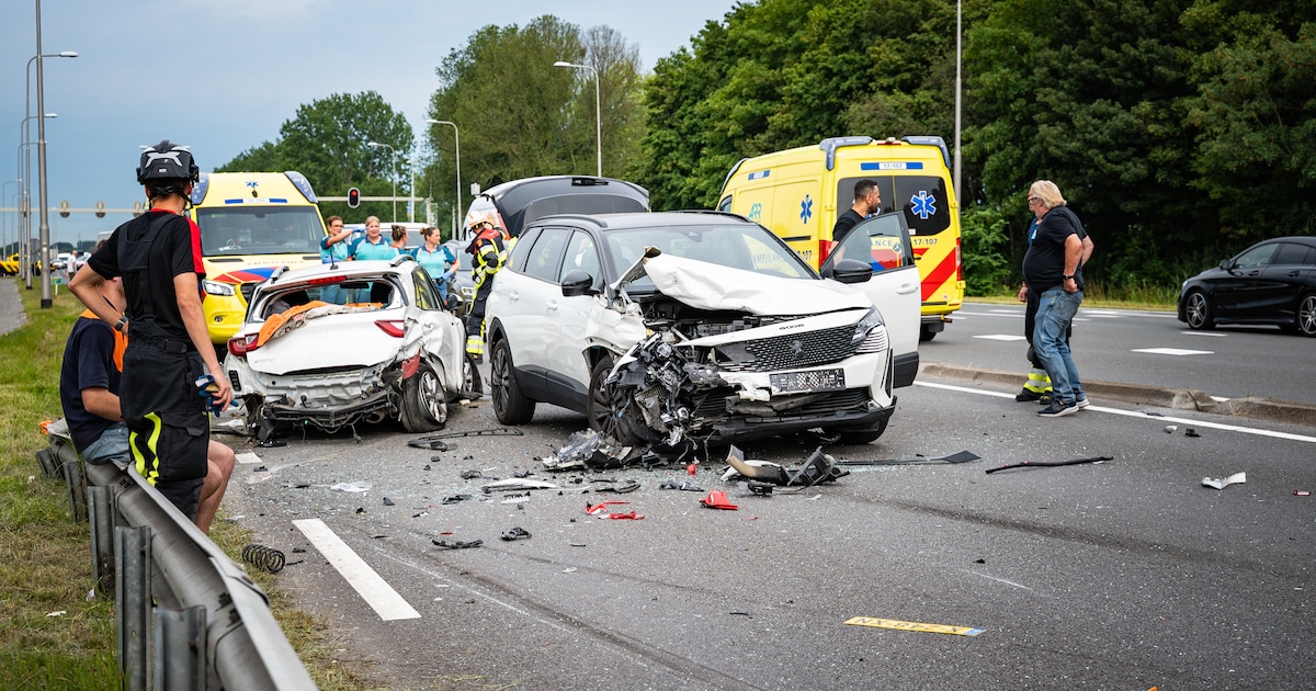 Auto schiet door middenberm en veroorzaakt aanrijding op Groene Kruisweg in Spijkenisse