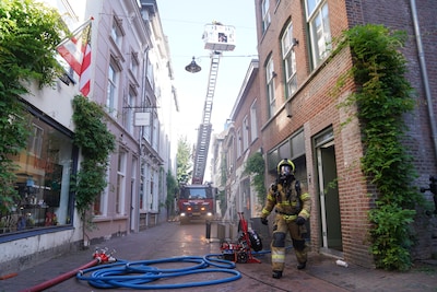 Winkelmagazijn vat vlam in Den Bosch, appartementen ontruimd
