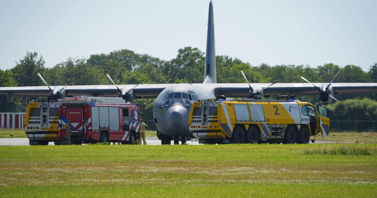 Militair toestel maakt noodlanding op Groningen Airport Eelde