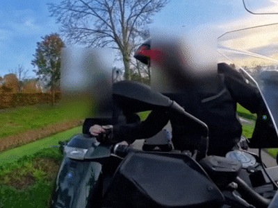 Agent in burger moet door bermen rijden om man (18) te stoppen: ‘Wonder dat er niks is misgegaan’