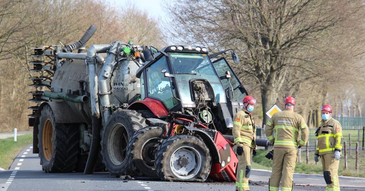 Tractor breekt in tweeën bij aanrijding