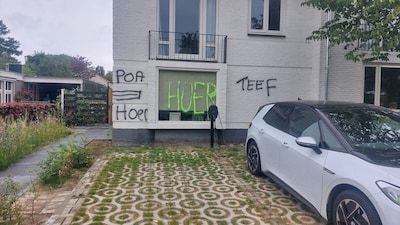 Huizen en auto’s van voorstanders azc in Engelen beklad met leuzen en scheldwoorden