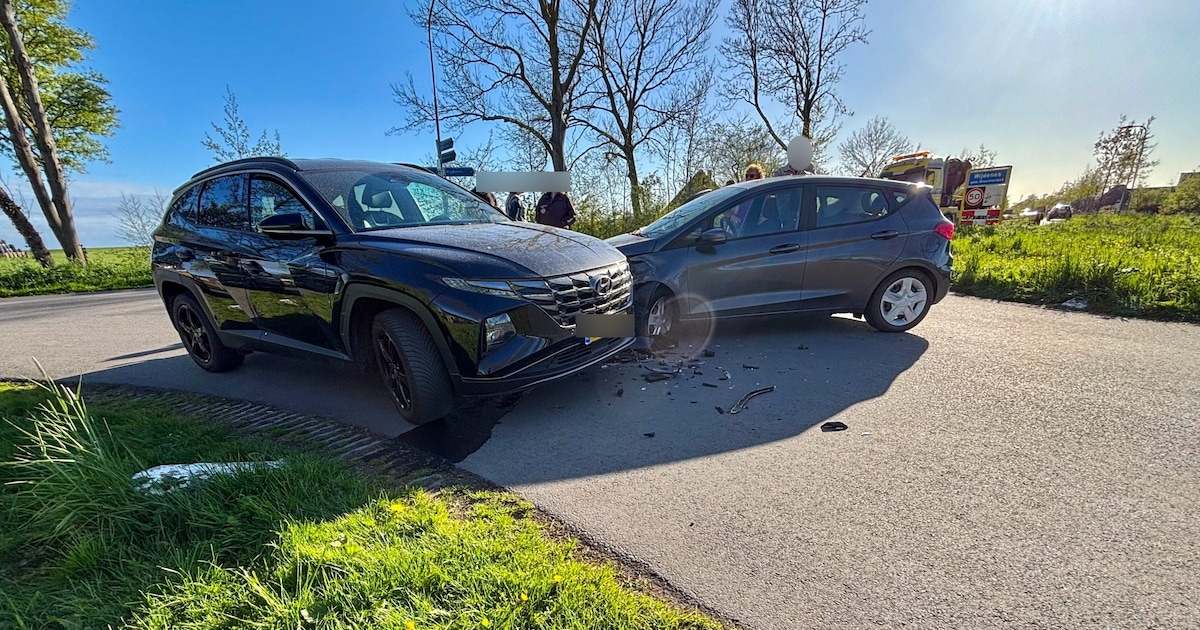 Twee auto's in botsing op de Lekerweg in Wijdenes