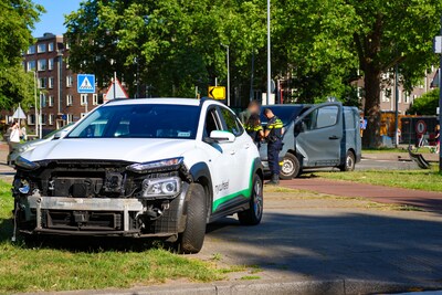 Auto en bestelbus beschadigd bij botsing op het Stadhoudersplein in Rotterdam