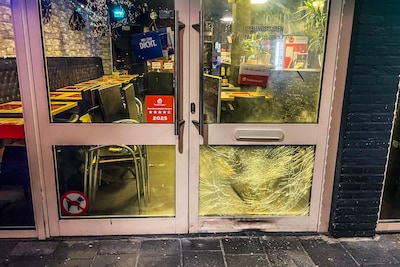 Explosie bij kebabzaak in Eindhoven, voordeur beschadigd