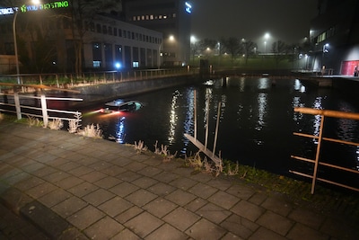 Auto rijdt door hek en belandt in gracht rondom IJsseltoren in Zwolle