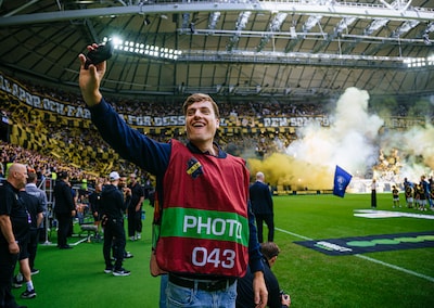Bernard (26) bezoekt stadions wereldwijd en honderdduizenden fans kijken mee: ‘De échte ziel van het