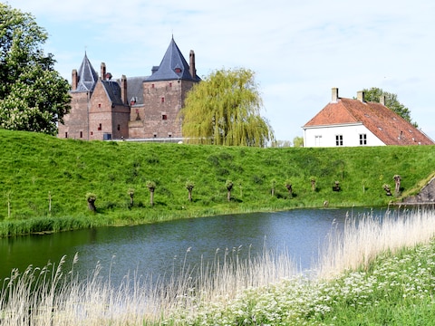 De wandeling voert buiten de paden en langs de uiterwaarden rond Slot Loevestein.