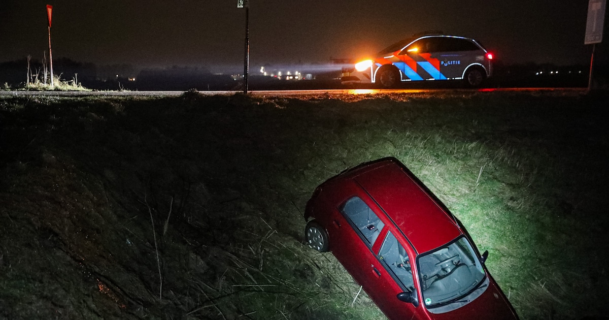 Auto belandt in sloot door gladheid in Muntendam