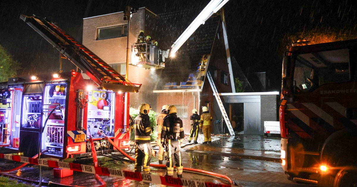 Blikseminslag veroorzaakt forse dakbrand in woning in Heerenveen