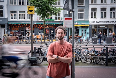 A joke turns Cas's (35) life from Helmond completely upside down: 'My father was not my father'