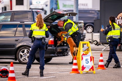 Politie pakt bij grote controle mensen die rijden na drugsgebruik, speurhond doet geen bijzondere vo