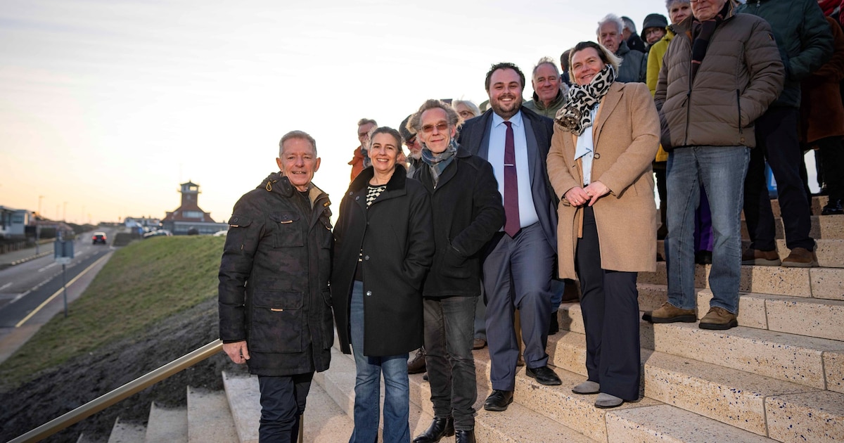 Bewoners van Huisduinen verwelkomen feestelijk nieuwe dijktrap aan zee