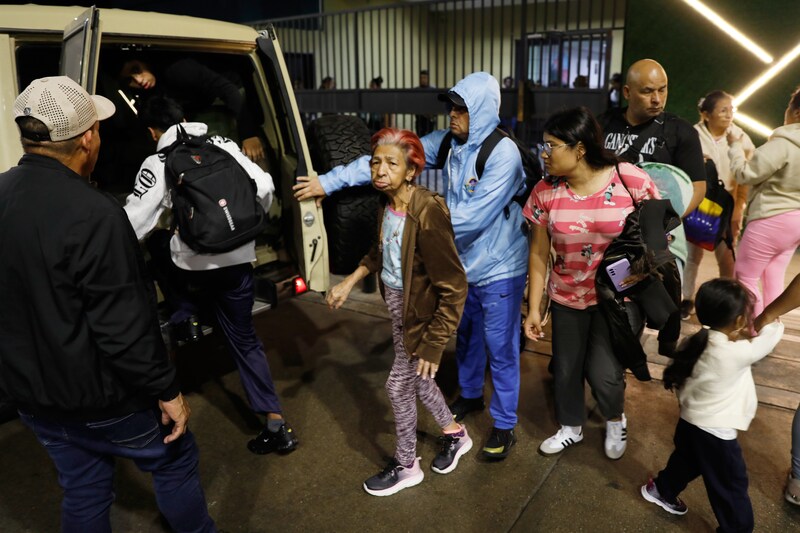 Bewoners van een appartementencomplex nabij het presidentiële paleis worden geëvacueerd.