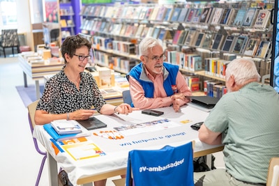 OV-ambassadeurs geven uitleg over korting en abonnementen in Zutphen