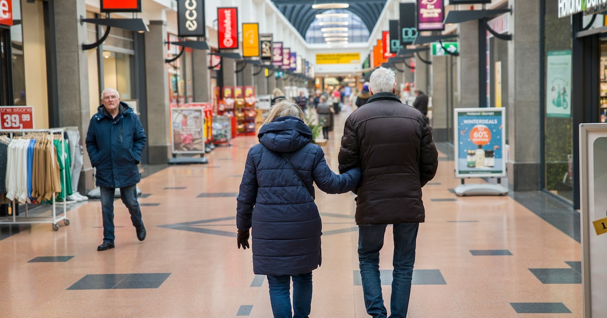 Lezers vertellen waarom zij liever winkelen in Hellevoetsluis: ‘Gratis parkeren en gezelliger’