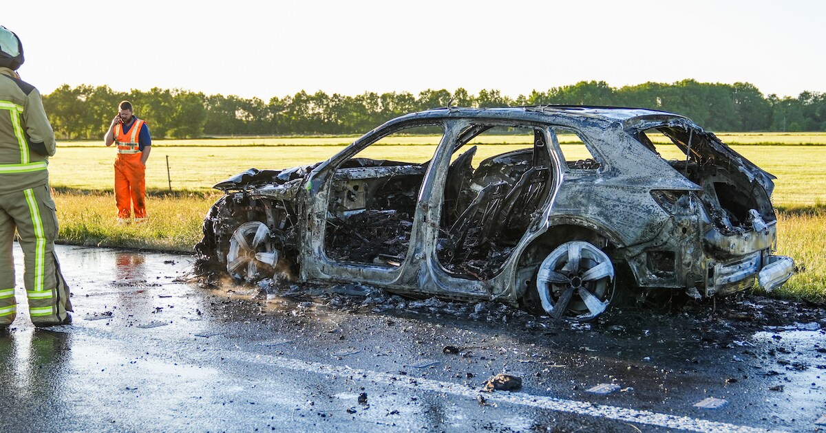 Auto vliegt al rijdend in brand op de N381 in Zweeloo