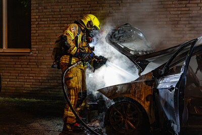 Auto volledig uitgebrand op Rhijnauwensingel in Rotterdam