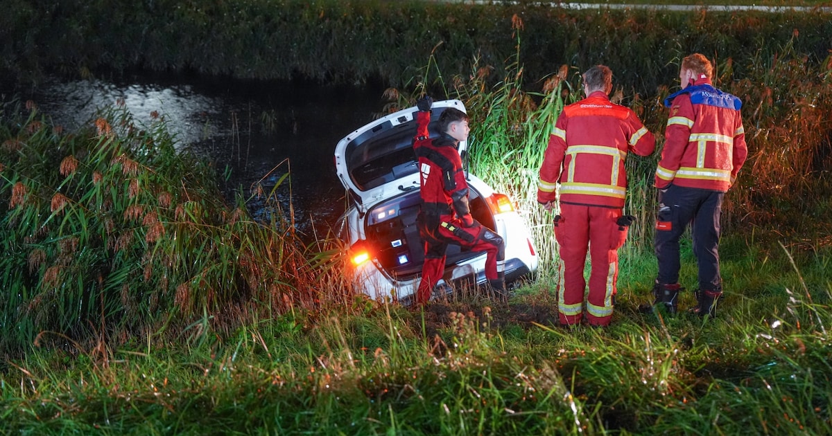 Auto belandt in sloot in Groningen, bestuurder gewond